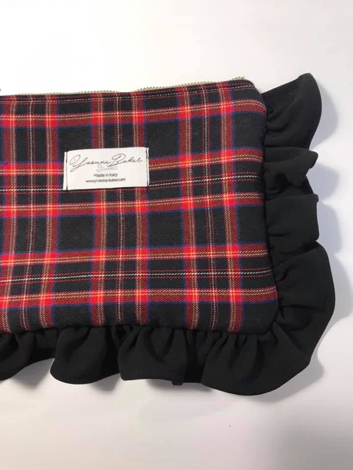 Pochette tartan rossa con balza nera Yvonne Baker